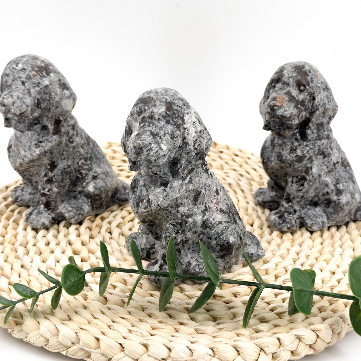 Yooperlite Labrador Natural Crystal Carving:crystal gift, uv light reactive crystal for home decoration