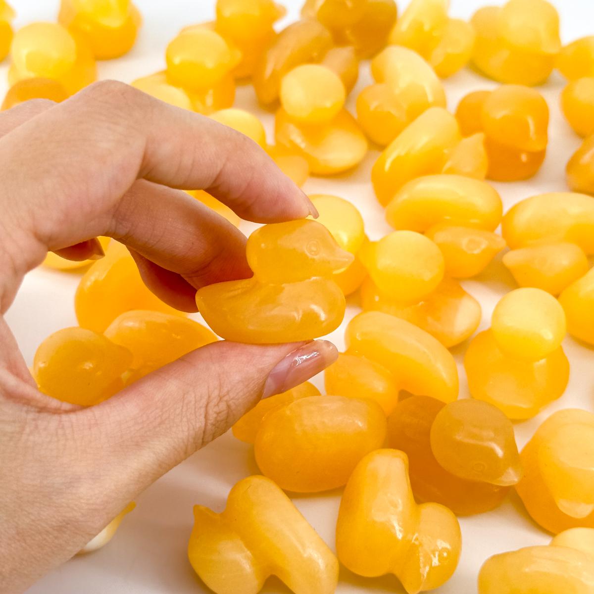 1 Count Hand-carved Yellow Duck Shape Crushed Stone Natural Crystal Yellow Ray Calcite Fashion Decoration